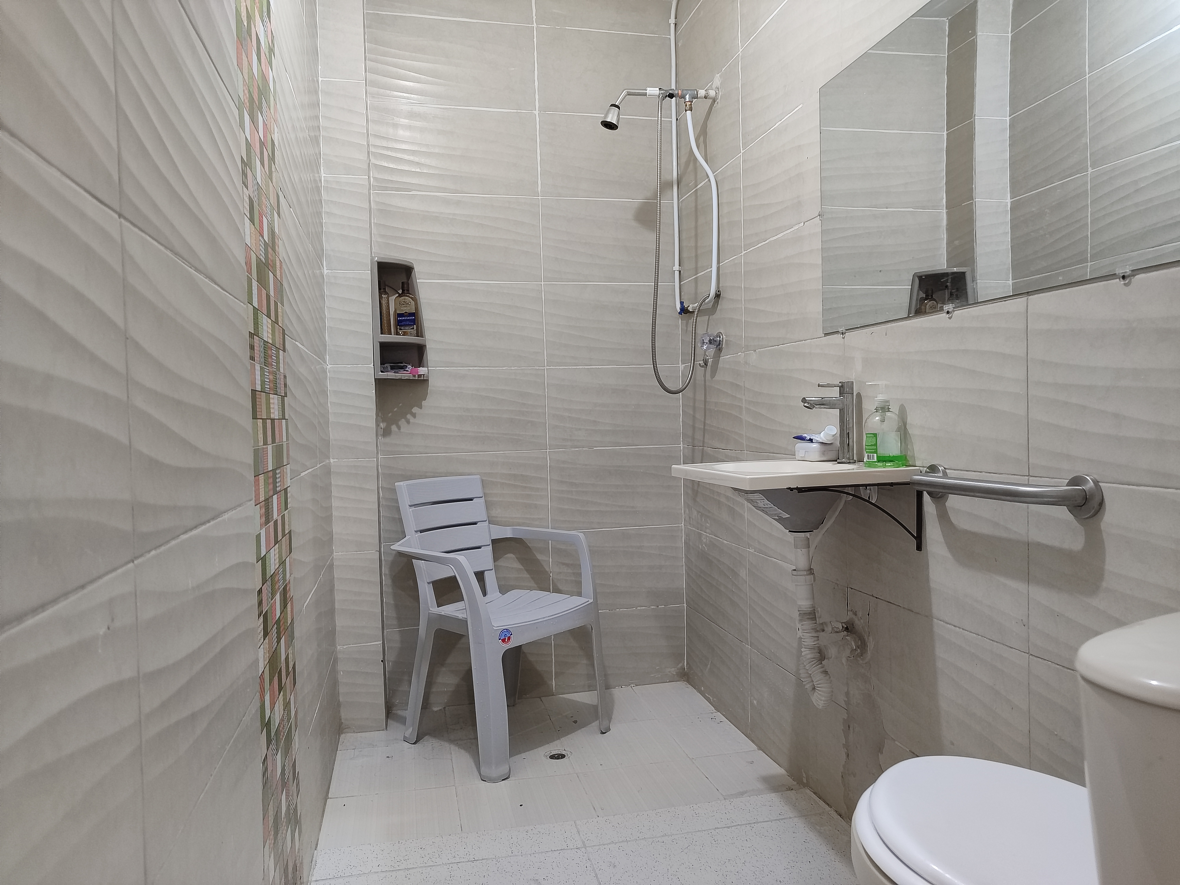 Baño adaptado con medidas de seguridad